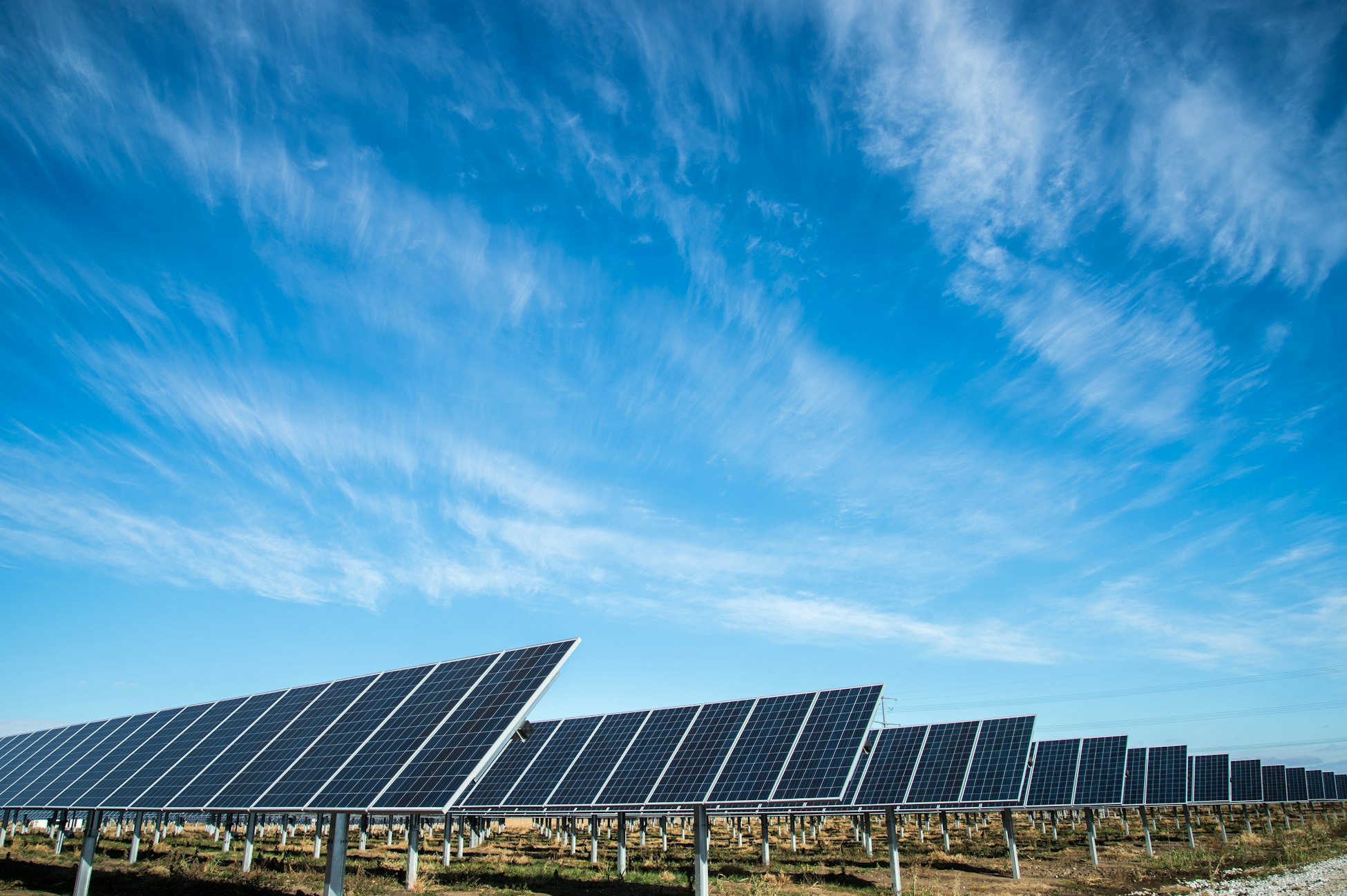 Paneles solares al atardecer